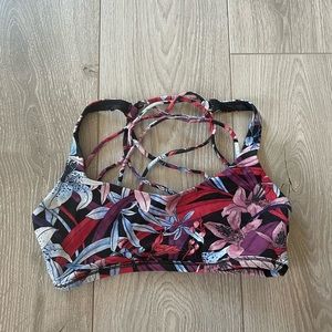 Lululemon Free To Be Bra in Red, Blue, Black Floral size 6